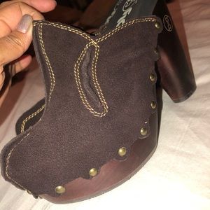 Flogg Diana brown suede platform clogs